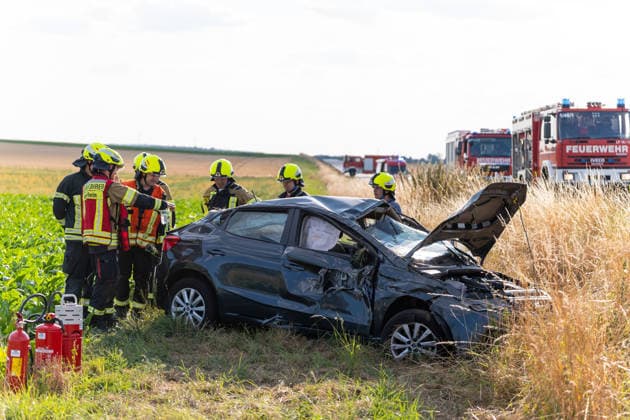 Transporter wendet auf B426 PKW-Fahrerin überschlägt sich nach Kollision und wird verletzt Am 23.07.2026 kollidierte auf der B426 zwischen Reinheim und Lengfeld im Landkreis Darmstadt-Dieburg ein PKW mit einem Transporter, der vermutlich auf der Fahrbahn wenden wollte. Die SEAT-Fahrerin kam von der Fahrbahn ab und überschlug sich, wobei ihr Fahrzeug stark deformiert auf einem Feld liegen blieb. Sie wurde mittelschwer verletzt und nach Erstversorgung durch den Rettungsdienst in ein Krankenhaus gebracht, der Fahrer des Transporters erlitt leichte Verletzungen. Beide Fahrzeuge erlitten Totalschaden, im Einsatz waren die Feuerwehren Reinheim und Ueberau mit rund 30 Einsatzkräften, drei Rettungswagen, ein Notarzt und eine Polizeistreife.