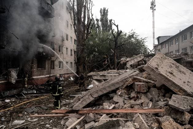 July 23, 2026, Slovjiansk, Donetsk Oblast, Ukraine: SLOVIANSK, DONETSK REGION, UKRAINE Ã¢â‚¬ July 23, 2026: A residential neighborhood in Sloviansk was struck during a heavy aerial bombardment involving four guided aerial bombs, according to local authorities. The extent of casualties and damage was not immediately known, with emergency services continuing response and assessment operations. Photo: JNA Press. Slovjiansk Ukraine - ZUMAq101 20260723_zna_q101_132 Copyright: xVincenzoxCircostax