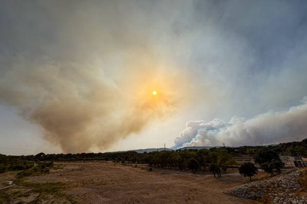 July 23, 2026, Aldea Del Fresno, Spain: ALDEA DEL FRESNO, Spain, July 23 (JNA) Ã¢â‚¬ Large columns of smoke rise from a wildfire that broke out in Almorox, Toledo province, and spread toward Spain s Madrid region, as Guardia Civil officers and local authorities establish road access controls near Villa del Prado and direct traffic in Aldea del Fresno, Spain, July 23, 2026. Authorities carried out the preventive evacuation of Aldea del Fresno while firefighters and emergency crews continued efforts to contain the blaze. Aldea Del Fresno Spain  - ZUMAq101 20260723_zna_q101_138 Copyright: xEugenioxRodriguezxRigox