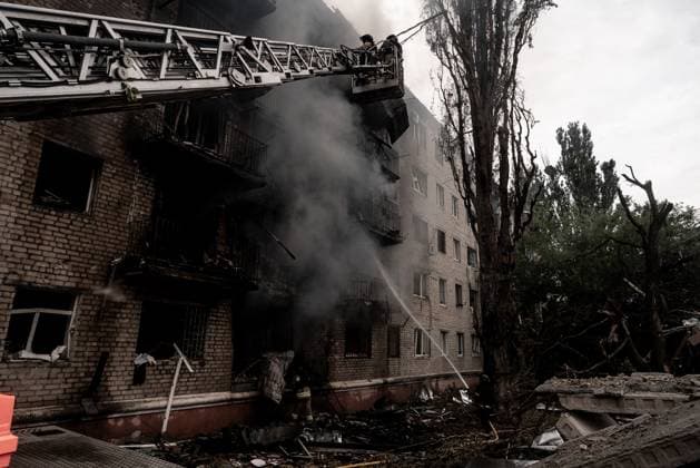 July 23, 2026, Slovjiansk, Donetsk Oblast, Ukraine: SLOVIANSK, DONETSK REGION, UKRAINE Ã¢â‚¬ July 23, 2026: A residential neighborhood in Sloviansk was struck during a heavy aerial bombardment involving four guided aerial bombs, according to local authorities. The extent of casualties and damage was not immediately known, with emergency services continuing response and assessment operations. Photo: JNA Press. Slovjiansk Ukraine - ZUMAq101 20260723_zna_q101_134 Copyright: xVincenzoxCircostax