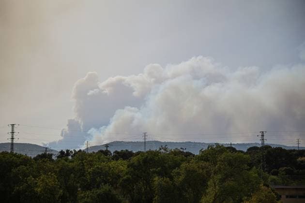 July 23, 2026, Aldea Del Fresno, Spain: ALDEA DEL FRESNO, Spain, July 23 (JNA) Ã¢â‚¬ Large columns of smoke rise from a wildfire that broke out in Almorox, Toledo province, and spread toward Spain s Madrid region, as Guardia Civil officers and local authorities establish road access controls near Villa del Prado and direct traffic in Aldea del Fresno, Spain, July 23, 2026. Authorities carried out the preventive evacuation of Aldea del Fresno while firefighters and emergency crews continued efforts to contain the blaze. Aldea Del Fresno Spain  - ZUMAq101 20260723_zna_q101_141 Copyright: xEugenioxRodriguezxRigox