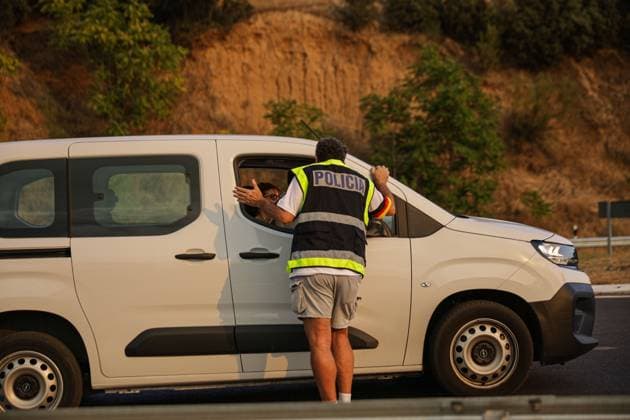 July 23, 2026, Aldea Del Fresno, Spain: ALDEA DEL FRESNO, Spain, July 23 (JNA) Ã¢â‚¬ Large columns of smoke rise from a wildfire that broke out in Almorox, Toledo province, and spread toward Spain s Madrid region, as Guardia Civil officers and local authorities establish road access controls near Villa del Prado and direct traffic in Aldea del Fresno, Spain, July 23, 2026. Authorities carried out the preventive evacuation of Aldea del Fresno while firefighters and emergency crews continued efforts to contain the blaze. Aldea Del Fresno Spain - ZUMAq101 20260723_zna_q101_140 Copyright: xEugenioxRodriguezxRigox