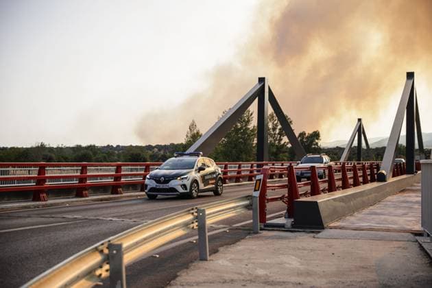 July 23, 2026, Aldea Del Fresno, Spain: ALDEA DEL FRESNO, Spain, July 23 (JNA) Ã¢â‚¬ Large columns of smoke rise from a wildfire that broke out in Almorox, Toledo province, and spread toward Spain s Madrid region, as Guardia Civil officers and local authorities establish road access controls near Villa del Prado and direct traffic in Aldea del Fresno, Spain, July 23, 2026. Authorities carried out the preventive evacuation of Aldea del Fresno while firefighters and emergency crews continued efforts to contain the blaze. Aldea Del Fresno Spain - ZUMAq101 20260723_zna_q101_142 Copyright: xEugenioxRodriguezxRigox
