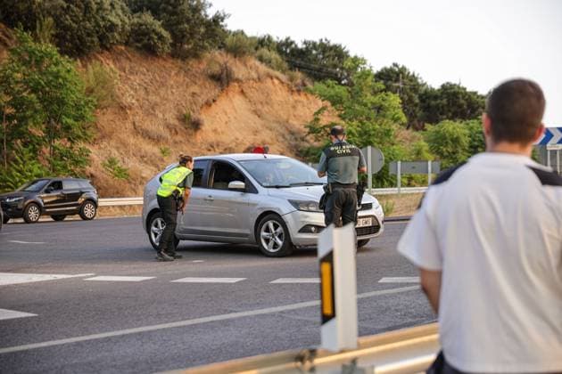 July 23, 2026, Aldea Del Fresno, Spain: ALDEA DEL FRESNO, Spain, July 23 (JNA) Ã¢â‚¬ Large columns of smoke rise from a wildfire that broke out in Almorox, Toledo province, and spread toward Spain s Madrid region, as Guardia Civil officers and local authorities establish road access controls near Villa del Prado and direct traffic in Aldea del Fresno, Spain, July 23, 2026. Authorities carried out the preventive evacuation of Aldea del Fresno while firefighters and emergency crews continued efforts to contain the blaze. Aldea Del Fresno Spain - ZUMAq101 20260723_zna_q101_144 Copyright: xEugenioxRodriguezxRigox