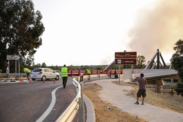 July 23, 2026, Aldea Del Fresno, Spain: ALDEA DEL FRESNO, Spain, July 23 (JNA) Ã¢â‚¬ Large columns of smoke rise from a wildfire that broke out in Almorox, Toledo province, and spread toward Spain s Madrid region, as Guardia Civil officers and local authorities establish road access controls near Villa del Prado and direct traffic in Aldea del Fresno, Spain, July 23, 2026. Authorities carried out the preventive evacuation of Aldea del Fresno while firefighters and emergency crews continued efforts to contain the blaze. Aldea Del Fresno Spain - ZUMAq101 20260723_zna_q101_145 Copyright: xEugenioxRodriguezxRigox