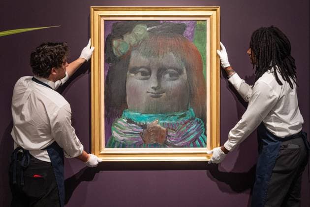 July 23, 2026, Bronx, New York, USA: Auction assistants pose with Mona Lisa a los trece anos by Fernando Botero during press preview for exhibition and private sale of Botero in New York: Rarely-Seen Works from Botero s Most Defining Decade at The Breuer of Sotheby s in New York, NY on July 23, 2026 Bronx USA  - ZUMAr339 20260723_znp_r339_006 Copyright: xLevxRadinx