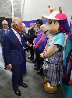 . 23 07 2026. Glasgow, United Kingdom. King Charles III meets Finnie, the Commonwealth Games official mascot, during a reception ahead of the opening ceremony of the 2026 Commonwealth Games in Glasgow, Scotland, United Kingdom.  xPoolx xi-Imagesx IIM-26919-0001