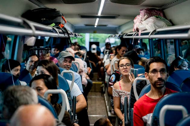Another wildfire in Villa del Prado forces the evacuation of nearby residents and closes two roads. Several people evacuated from the municipality of Aldea del Fresno travel by bus on July 23, 2026, in Villamanta, Madrid, Spain. Another wildfire—unrelated to the one that broke out yesterday in Almorox, Toledo—erupted this Thursday in the Madrid municipality of Villa del Prado, prompting the activation of the ES Alert warning system to instruct residents near the affected area to remain indoors until further notice. The Casa Hogar Aman Picadas Residential Center in Aldea del Fresno has been evacuated, due to its proximity to the Villa del Prado wildfire. The 78 residents will be transferred to the municipal sports center. Additionally, the  Copyright: xA.xPÃ rezxMecax 7683607