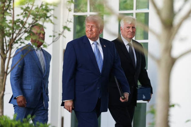 DC: Trump Hosts 2025 MLB World Series Champions LA Dodgers at White House Dave Roberts, President Donald Trump and Mark Walter arrive for an event with the 2025 MLB World Series Champions the Los Angeles Dodgers in the Rose Garden at the White House on July 23, 2026 in Washington, D.C. The Dodgers defeated the Toronto Blue Jays in Game 7 of the 2025 MLB World Series to claim back-to-back championship titles. (Photo by Samuel Corum Pool ABACAPRESS.COM) Washington DC United States  Copyright: xPool ABACAx