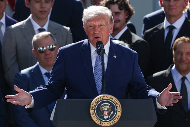 DC: Trump Hosts 2025 MLB World Series Champions LA Dodgers at White House President Donald Trump speaks as Peter Guber listens in the background during an event with the 2025 MLB World Series Champions the Los Angeles Dodgers in the Rose Garden at the White House on July 23, 2026 in Washington, D.C. The Dodgers defeated the Toronto Blue Jays in Game 7 of the 2025 MLB World Series to claim back-to-back championship titles. (Photo by Samuel Corum Pool ABACAPRESS.COM) Washington DC United States  Copyright: xPool ABACAx