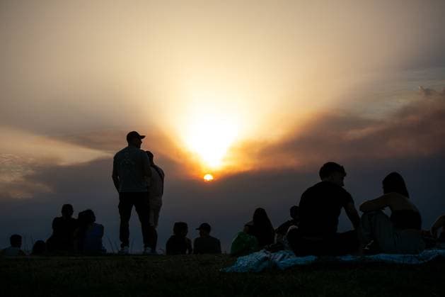 Smoke from wildfires in Madrid MADRID, SPAIN JULY 23, 2026: A thick plume of smoke has blanketed the city of Madrid for much of the day, the result of several wildfires burning in the outskirts of the Spanish capital. Madrid MADRID Spain Copyright: x xC.xCarvajalx xJNAxPressx