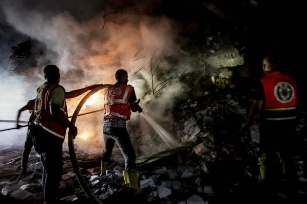 Israeli army continues attacks on Gaza Strip GAZA CITY, GAZA, PALESTINE - JULY 23: Search and rescue teams, firefighters, and medical crews are dispatched after an Israeli airstrike hit a building causing extensive damage and sparking a fire, in the Al-Jalaa neighborhood of Gaza City, Gaza Strip, Palestine, on July 23, 2026. Saeed M. M. T. Jaras Anadolu Gaza City Gaza. Editorial use only. Please get in touch for any other usage.  Copyright: x2026xAnadoluxSaeedxM.xM.xT.xJarasx