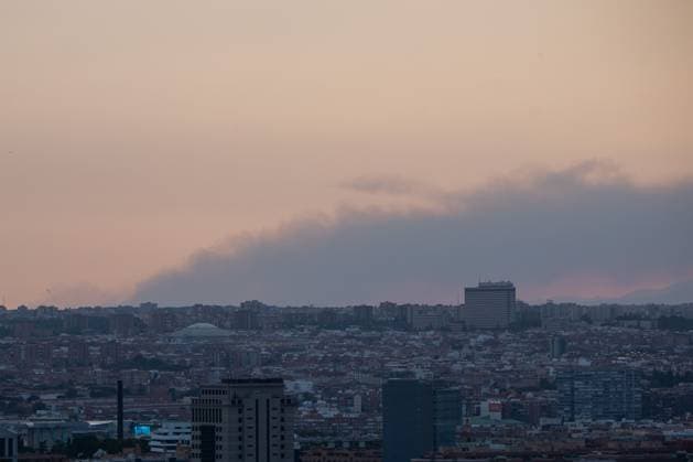 Smoke from wildfires in Madrid MADRID, SPAIN JULY 23, 2026: A thick plume of smoke has blanketed the city of Madrid for much of the day, the result of several wildfires burning in the outskirts of the Spanish capital. Madrid MADRID Spain Copyright: x xC.xCarvajalx xJNAxPressx