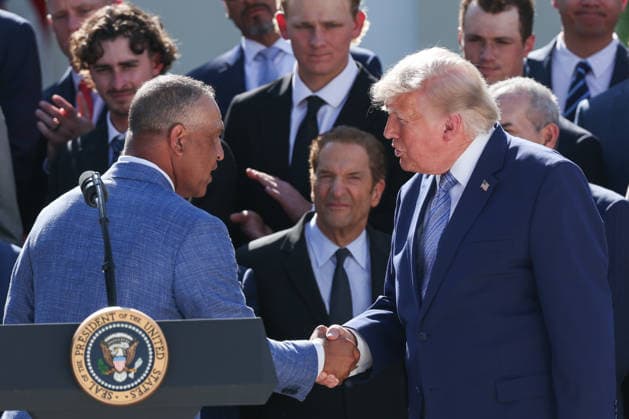 Dave Roberts shakes hands with President Donald Trump during an event with the 2025 MLB World Series Champions the Los Angeles Dodgers in the Rose Garden at the White House on Thursday, July 23, 2026 in Washington, DC. The Dodgers have won the last two MLB World Series.  WASP20260723102 SamxCorum