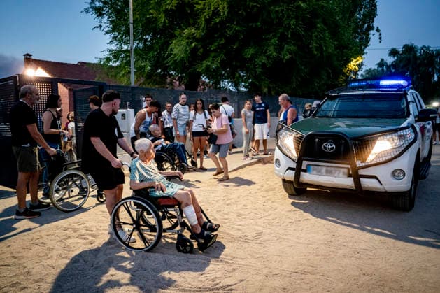Another fire in Villa del Prado forces the nearby population into lockdown and cuts off two roads. Several people evacuated from the municipality of Aldea del Fresno arrive at the Villamanta sports center on July 23, 2026, in Villamanta, Madrid, Spain. Another wildfire—unrelated to the one that broke out yesterday in Almorox, Toledo—erupted this Thursday in the Madrid municipality of Villa del Prado, prompting the activation of the ES Alert warning system to instruct residents near the affected area to remain indoors until further notice. The Casa Hogar Aman Picadas Residential Center in Aldea del Fresno has been evacuated, due to its proximity to the Villa del Prado wildfire. The 78 residents will be transferred to the municipal sports ce  Copyright: xA.xPÃ rezxMecax 7683652