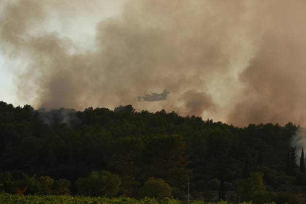 Wildfire breaks out in Cotignac, southern France COTIGNAC, FRANCE - JULY 23: Firefighting aircraft and helicopters battle a wildfire that broke out near the town of Cotignac in southern France, on July 23, 2026. Mohamad Salaheldin Abdelghani Alsayed Anadolu Cotignac France. Editorial use only. Please get in touch for any other usage.  Copyright: x2026xAnadoluxMohamadxSalaheldinxAbdelghanixAlsayedx