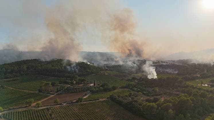 Wildfire breaks out in Cotignac, southern France COTIGNAC, FRANCE - JULY 23: An aerial view of smoke rises as firefighters work to put out a wildfire in Cotignac, southern France, on July 23, 2026. Mohamad Salaheldin Abdelghani Alsayed Anadolu Cotignac France. Editorial use only. Please get in touch for any other usage.  Copyright: x2026xAnadoluxMohamadxSalaheldinxAbdelghanixAlsayedx