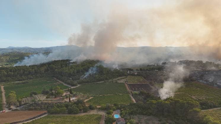 Wildfire breaks out in Cotignac, southern France COTIGNAC, FRANCE - JULY 23: An aerial view of smoke rises as firefighters work to put out a wildfire in Cotignac, southern France, on July 23, 2026. Mohamad Salaheldin Abdelghani Alsayed Anadolu Cotignac France. Editorial use only. Please get in touch for any other usage.  Copyright: x2026xAnadoluxMohamadxSalaheldinxAbdelghanixAlsayedx