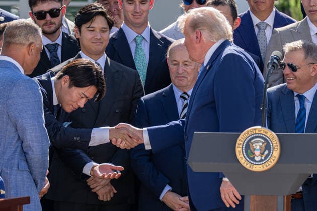 July 23, 2026, Washington, District Of Columbia, Unites States: Los Angeles Dodgers pitcher YOSHINOBU YAMAMOTO bows as he shakes hands with U.S. President DONALD TRUMP during a ceremony honoring the 2025 World Series champion Los Angeles Dodgers at the White House. Washington Unites States - ZUMAk206 20260723_znp_k206_019 Copyright: xMattxKaminskyx