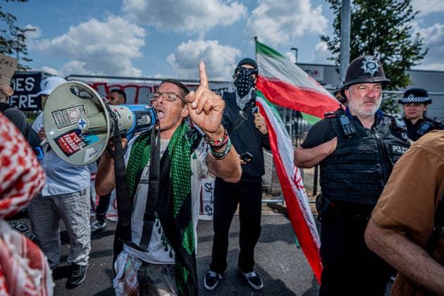 Elbit Systems Filton Bristol Pro-Palestine Protest - 23 Jul 2026 Pro-Palestinian protestor chants slogans through a megaphone during a rally outside Elbit Systems weapons factory. Pro-Palestinian protestors gathered outside Elbit Systems factory in Filton, Bristol to accuse the arms company of supplying Israel with weaponry and drones for its war in Gaza. Bristol United Kingdom Copyright: xLabxMox xSOPAxImagesx LabMO_Elbit_Systems_Filton_Protest_Sopa_17.jpeg