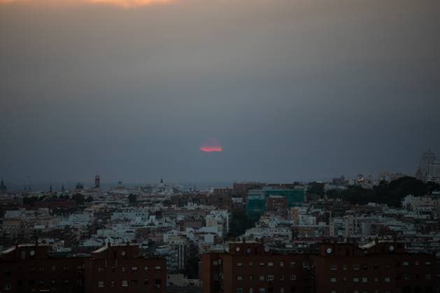 Smoke from wildfires in Madrid Panoramic view of Madrid during sunset through a mass of smoke from several forest fires A thick plume of smoke has blanketed the city of Madrid for much of the day, the result of several wildfires burning in the outskirts of the Spanish capital. Madrid Spain Copyright: xDavidxCanalesx xSOPAxImagesx David-Canales-1439828