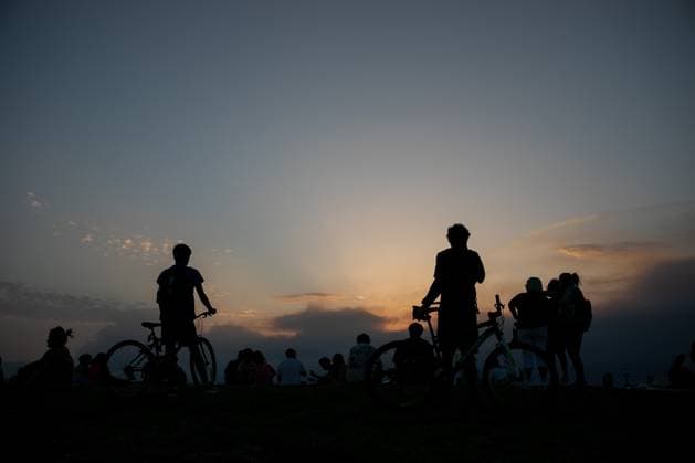 Smoke from wildfires in Madrid People watch the sunset through the smoke at a viewpoint in Madrid A thick plume of smoke has blanketed the city of Madrid for much of the day, the result of several wildfires burning in the outskirts of the Spanish capital. Madrid Spain Copyright: xDavidxCanalesx xSOPAxImagesx David-Canales-1439830