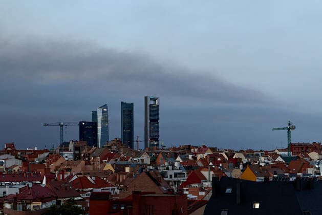 (260724) -- MADRID, July 24, 2026 -- Smoke from wildfires shrouds the skyline of Madrid, Spain, July 23, 2026. Multiple wildfires burning across Spain s Madrid region on Thursday forced large-scale evacuations, with about 10,000 people affected by evacuation measures, local authorities said. ) SPAIN-MADRID-WILDFIRES MengxDingbo 