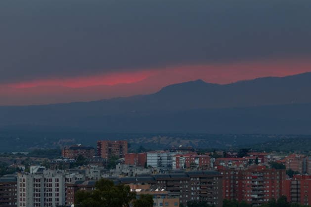 (260724) -- MADRID, July 24, 2026 -- Smoke from wildfires blankets mountains near Madrid, Spain, July 23, 2026. Multiple wildfires burning across Spain s Madrid region on Thursday forced large-scale evacuations, with about 10,000 people affected by evacuation measures, local authorities said. ) SPAIN-MADRID-WILDFIRES MengxDingbo 