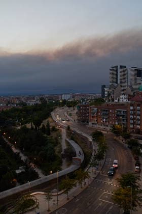 (260724) -- MADRID, July 24, 2026 -- Smoke from wildfires shrouds the skyline of Madrid, Spain, July 23, 2026. Multiple wildfires burning across Spain s Madrid region on Thursday forced large-scale evacuations, with about 10,000 people affected by evacuation measures, local authorities said. ) SPAIN-MADRID-WILDFIRES MengxDingbo 