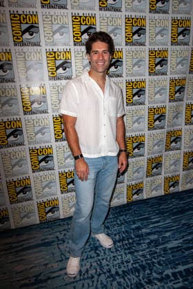 SAN DIEGO, CA - July 23rd: Asher Grodman at the Hollywood s Love Affair with Fencing press line during San Diego Comic Con on July 23th, 2026. Copyright: xTonyxFortex