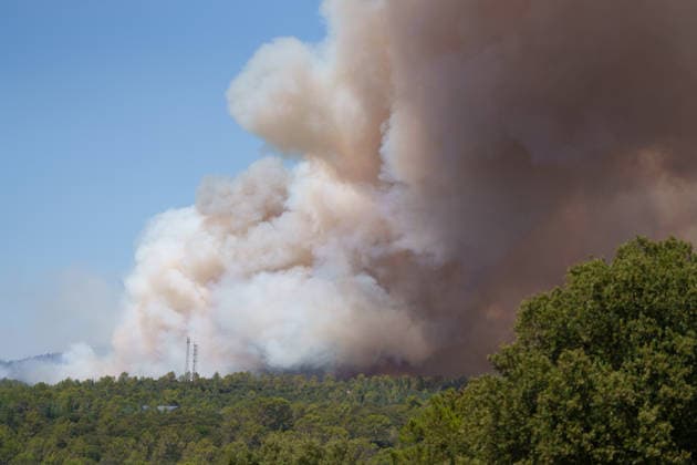 Wildfire reignites with strong Mistral wind in France. France - Cotignac, 23.07.2026 Huge smoke pillar rises as a wildfire spreads again near Cotignac in the Var department, southeastern France on Thursday. Strong Mistral winds fueled renewed fire activity, prompting a large firefighting operation. Departement Var