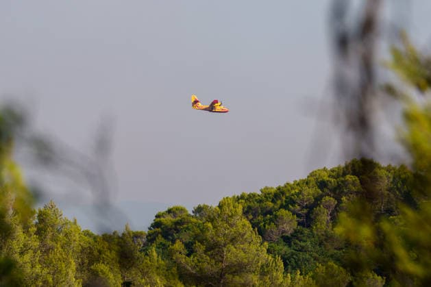 Wildfire reignites with strong Mistral wind in France. France - Cotignac, 23.07.2026 A Canadair CL-415 in the clouds of smoke as a wildfire spreads again near Cotignac in the Var department, southeastern France on Thursday. Strong Mistral winds fueled renewed fire activity, prompting a large firefighting operation. Departement Var