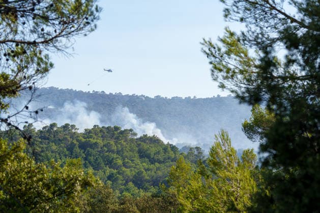 Wildfire reignites with strong Mistral wind in France. France - Cotignac, 23.07.2026 A Helicopter in the clouds of smoke as a wildfire spreads again near Cotignac in the Var department, southeastern France on Thursday. Strong Mistral winds fueled renewed fire activity, prompting a large firefighting operation. Departement Var