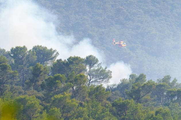 Wildfire reignites with strong Mistral wind in France. France - Cotignac, 23.07.2026 A Helicopter in the clouds of smoke as a wildfire spreads again near Cotignac in the Var department, southeastern France on Thursday. Strong Mistral winds fueled renewed fire activity, prompting a large firefighting operation. Departement Var