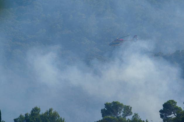 Wildfire reignites with strong Mistral wind in France. France - Cotignac, 23.07.2026 A Helicopter in the clouds of smoke as a wildfire spreads again near Cotignac in the Var department, southeastern France on Thursday. Strong Mistral winds fueled renewed fire activity, prompting a large firefighting operation. Departement Var
