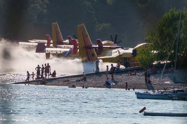 Wildfire reignites with strong Mistral wind in France. France - Cotignac, 23.07.2026 Two Canadair CL-415 scooping water from the lake in front of spectators as a wildfire spreads again near Cotignac in the Var department, southeastern France on Thursday. Strong Mistral winds fueled renewed fire activity, prompting a large firefighting operation. Departement Var
