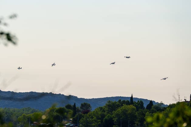 Wildfire reignites with strong Mistral wind in France. France - Cotignac, 23.07.2026 Five Canadair CL-415 after scooping water from the lake in front of spectators as a wildfire spreads again near Cotignac in the Var department, southeastern France on Thursday. Strong Mistral winds fueled renewed fire activity, prompting a large firefighting operation. Departement Var