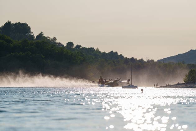 Wildfire reignites with strong Mistral wind in France. France - Cotignac, 23.07.2026 A Canadair CL-415 scooping water from the lake in front of spectators as a wildfire spreads again near Cotignac in the Var department, southeastern France on Thursday. Strong Mistral winds fueled renewed fire activity, prompting a large firefighting operation. Departement Var