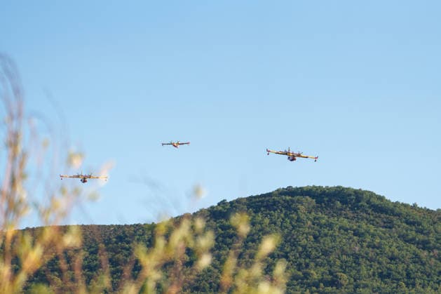 Wildfire reignites with strong Mistral wind in France. France - Cotignac, 23.07.2026 Three Canadair CL-415 descending to scoop water from the lake as a wildfire spreads again near Cotignac in the Var department, southeastern France on Thursday. Strong Mistral winds fueled renewed fire activity, prompting a large firefighting operation. Departement Var