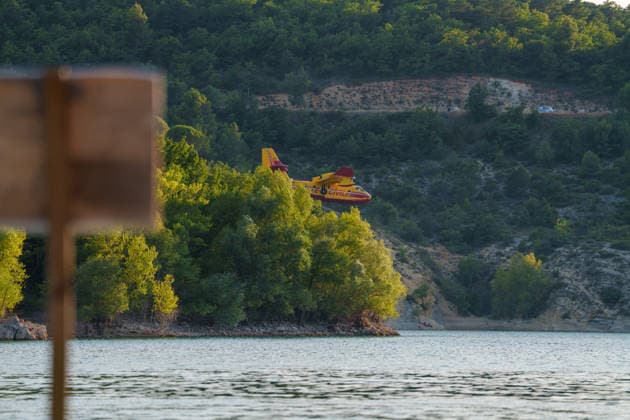 Wildfire reignites with strong Mistral wind in France. France - Cotignac, 23.07.2026 A Canadair CL-415 descending to scoop water from the lake as a wildfire spreads again near Cotignac in the Var department, southeastern France on Thursday. Strong Mistral winds fueled renewed fire activity, prompting a large firefighting operation. Departement Var