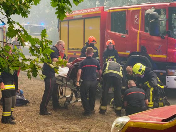 A firefighter was injured in a gas explosion in Lège-Cap-Ferret, Gironde, while responding to a house fire on July 23, 2026. Blown away by the blast and thrown to the ground, he was seriously injured either by the blast itself or by debris thrown up by the explosion. According to information from Actu Bordeaux, he suffered an open fracture but was still conscious as he was loaded into the ambulance. His condition is not life-threatening. Guillaume Collet, Bestimage. A firefighter was injured in a gas explosion in Lège-Cap-Ferret, Gironde, while responding to burning houses on July 23, 2026. Knocked off his feet by the blast, he sustained serious injuries from the force of the explosion itself or from flying debris. According to reports by  Copyright: xGuillaumexCollet BestimagexGuillaumexCollet Bestimagex