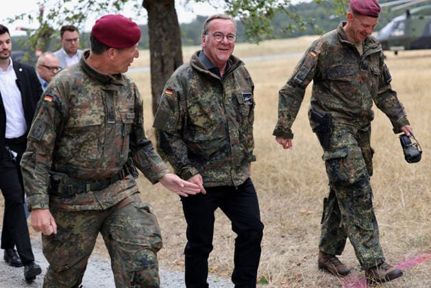 Bundesverteidigungsminister Boris Pistorius besucht am 23. Juli 2026 das Transporthubschrauberregiment 30 auf dem Übungsplatz in Külsheim. Vorne, von links: Oberst Kahle-Specht, Verteidigungsminister Boris Pistorius, Oberstleutnant Cardinier. Der Minister ist in einem Transporthubschrauber NH-90 mitgeflogen. Bundesverteidigungsminister Boris Pistorius besucht am 23. Juli 2026 das Transporthubschrauberregiment 30 auf dem Übungsplatz in Külsheim. Vorne, von links: Oberst Kahle-Specht, Verteidigungsminister Boris Pistorius, Oberstleutnant Cardinier. Der Minister ist in einem Transporthubschrauber NH-90 mitgeflogen. Külsheim Baden-Württemberg Deutschland *** Federal Minister of Defense Boris Pistorius visits Transport Helicopter Regiment 30 at