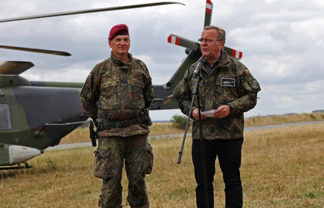 Bundesverteidigungsminister Boris Pistorius (rechts) beim Pressestatement mit Oberst Kahle-Specht (links). Der Minister besucht am 23. Juli 2026 das Transporthubschrauberregiment 30 auf dem Übungsplatz in Külsheim. Oberst Kahle-Specht ist Kommodore des Regiments. Bundesverteidigungsminister Boris Pistorius (rechts) beim Pressestatement mit Oberst Kahle-Specht (links). Der Minister besucht am 23. Juli 2026 das Transporthubschrauberregiment 30 auf dem Übungsplatz in Külsheim. Oberst Kahle-Specht ist Kommodore des Regiments. Külsheim Baden-Württemberg Deutschland *** Federal Minister of Defense Boris Pistorius (right) during a press statement with Colonel Kahle Specht (left). The minister is visiting Transport Helicopter Regiment 30 at the tra