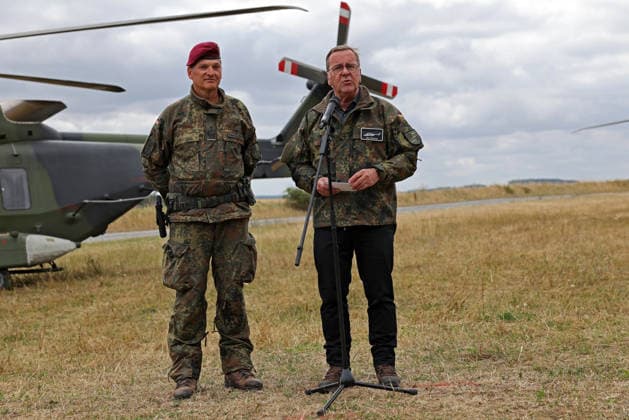 Bundesverteidigungsminister Boris Pistorius (rechts) beim Pressestatement mit Oberst Kahle-Specht (links). Der Minister besucht am 23. Juli 2026 das Transporthubschrauberregiment 30 auf dem Übungsplatz in Külsheim. Oberst Kahle-Specht ist Kommodore des Regiments. Bundesverteidigungsminister Boris Pistorius (rechts) beim Pressestatement mit Oberst Kahle-Specht (links). Der Minister besucht am 23. Juli 2026 das Transporthubschrauberregiment 30 auf dem Übungsplatz in Külsheim. Oberst Kahle-Specht ist Kommodore des Regiments. Külsheim Baden-Württemberg Deutschland *** Federal Minister of Defense Boris Pistorius (right) during a press statement with Colonel Kahle Specht (left). The minister is visiting Transport Helicopter Regiment 30 at the tra