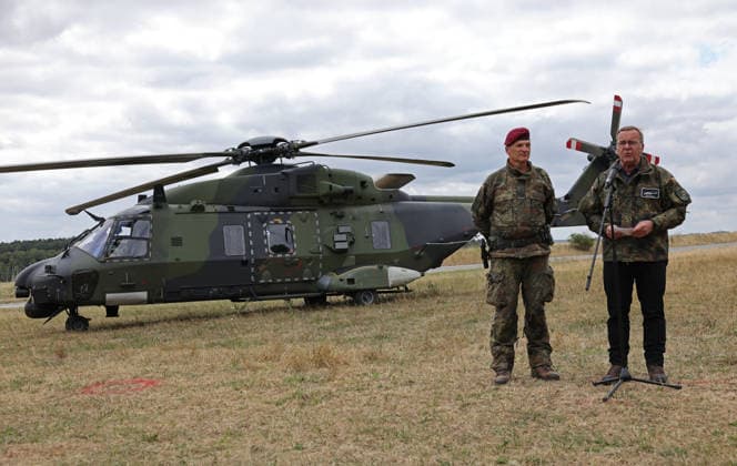 Bundesverteidigungsminister Boris Pistorius (rechts) beim Pressestatement mit Oberst Kahle-Specht (links). Der Minister besucht am 23. Juli 2026 das Transporthubschrauberregiment 30 auf dem Übungsplatz in Külsheim. Oberst Kahle-Specht ist Kommodore des Regiments. Bundesverteidigungsminister Boris Pistorius (rechts) beim Pressestatement mit Oberst Kahle-Specht (links). Der Minister besucht am 23. Juli 2026 das Transporthubschrauberregiment 30 auf dem Übungsplatz in Külsheim. Oberst Kahle-Specht ist Kommodore des Regiments. Külsheim Baden-Württemberg Deutschland *** Federal Minister of Defense Boris Pistorius (right) during a press statement with Colonel Kahle Specht (left). The minister is visiting Transport Helicopter Regiment 30 at the tra