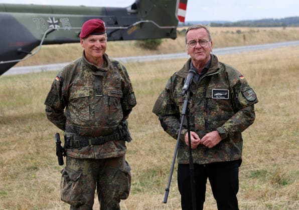 Bundesverteidigungsminister Boris Pistorius (rechts) beim Pressestatement mit Oberst Kahle-Specht (links). Der Minister besucht am 23. Juli 2026 das Transporthubschrauberregiment 30 auf dem Übungsplatz in Külsheim. Oberst Kahle-Specht ist Kommodore des Regiments. Bundesverteidigungsminister Boris Pistorius (rechts) beim Pressestatement mit Oberst Kahle-Specht (links). Der Minister besucht am 23. Juli 2026 das Transporthubschrauberregiment 30 auf dem Übungsplatz in Külsheim. Oberst Kahle-Specht ist Kommodore des Regiments. Külsheim Baden-Württemberg Deutschland *** Federal Minister of Defense Boris Pistorius (right) during a press statement with Colonel Kahle Specht (left). The minister is visiting Transport Helicopter Regiment 30 at the tra