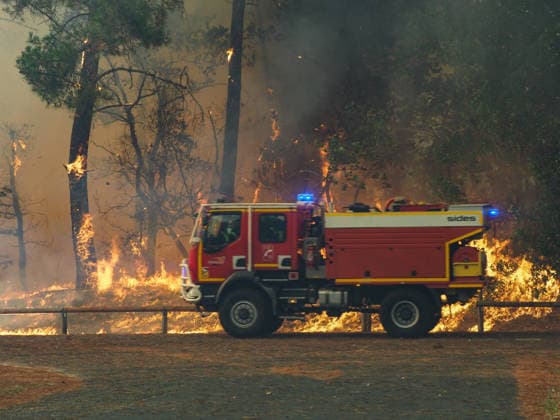 The fire is spreading into Lège-Cap-Ferret, the 800 firefighters mobilized in the Médoc are preparing to battle the blaze for yet another night on July 23, 2026. The fire in southern Médoc took advantage of terrible weather conditions to spread even further on Thursday, July 23. Around 7:00 p.m., the fire reached the most vulnerable neighborhoods of Lège Cap Ferret, on the outskirts of the Arcachon Basin. Several villages on the Cap Ferret peninsula were immediately evacuated. Guillaume Collet Bestimage As the fire reaches Lège Cap Ferret, the 800 firefighters deployed in the Médoc region are preparing to battle the blaze for another night on July 23, 2026. The fire in the southern Médoc took advantage of atrocious weather conditions to sp  Copyright: xGuillaumexCollet BestimagexGuillaumexCollet Bestimagex