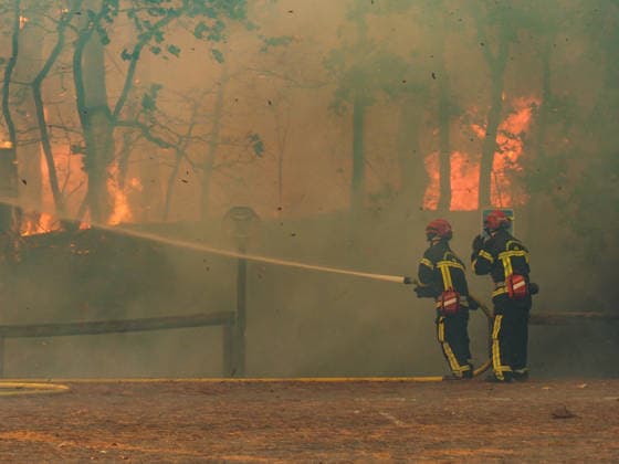 The fire is spreading into Lège-Cap-Ferret, the 800 firefighters mobilized in the Médoc are preparing to battle the blaze for yet another night on July 23, 2026. The fire in southern Médoc took advantage of terrible weather conditions to spread even further on Thursday, July 23. Around 7 p.m., the fire reached the most vulnerable neighborhoods of Lège Cap Ferret, on the outskirts of the Arcachon Basin. Several villages on the Cap Ferret peninsula were immediately evacuated. Guillaume Collet Bestimage As the fire reaches Lège Cap Ferret, the 800 firefighters deployed in the Médoc region are preparing to battle the blaze for another night on July 23, 2026. The fire in the southern Médoc took advantage of atrocious weather conditions to sprea  Copyright: xGuillaumexCollet BestimagexGuillaumexCollet Bestimagex