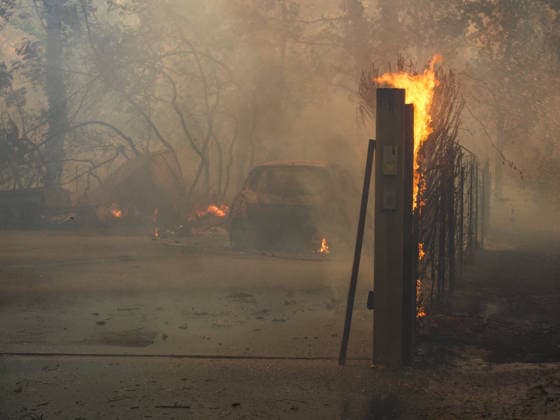 The fire is spreading into Lège-Cap-Ferret, the 800 firefighters mobilized in the Médoc are preparing to battle the blaze for yet another night on July 23, 2026. The fire in southern Médoc took advantage of terrible weather conditions to spread even further on Thursday, July 23. Around 7 p.m., the fire reached the most vulnerable neighborhoods of Lège Cap Ferret, on the outskirts of the Arcachon Basin. Several villages on the Cap Ferret peninsula were immediately evacuated. Guillaume Collet Bestimage As the fire reaches Lège Cap Ferret, the 800 firefighters deployed in the Médoc region are preparing to battle the blaze for another night on July 23, 2026. The fire in the southern Médoc took advantage of atrocious weather conditions to sprea  Copyright: xGuillaumexCollet BestimagexGuillaumexCollet Bestimagex