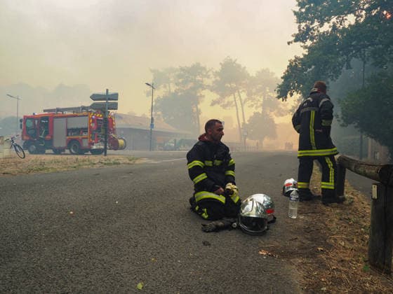 The fire is spreading into Lège-Cap-Ferret, the 800 firefighters mobilized in the Médoc are preparing to battle the blaze for yet another night on July 23, 2026. The fire in southern Médoc took advantage of terrible weather conditions to spread even further on Thursday, July 23. Around 7 p.m., the fire reached the most vulnerable neighborhoods of Lège Cap Ferret, on the outskirts of the Arcachon Basin. Several villages on the Cap Ferret peninsula were immediately evacuated. Guillaume Collet Bestimage As the fire reaches Lège Cap Ferret, the 800 firefighters deployed in the Médoc region are preparing to battle the blaze for another night on July 23, 2026. The fire in the southern Médoc took advantage of atrocious weather conditions to sprea  Copyright: xGuillaumexCollet BestimagexGuillaumexCollet Bestimagex